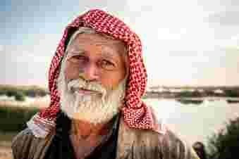 &auml;lterer Mann mit wei&szlig;em Bart und tot-wei&szlig;em Tuch um den Kopf gewickelt