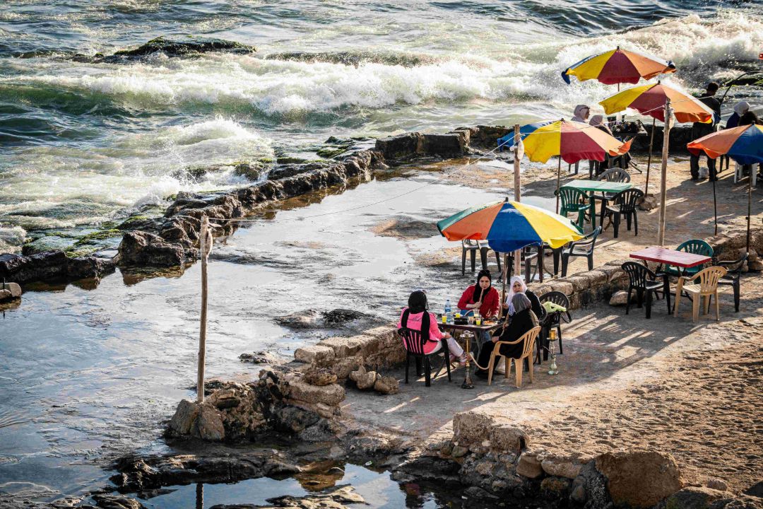 provisorisches Strandcaf&eacute; mit bunten Sonnenschirmen in Syrien
