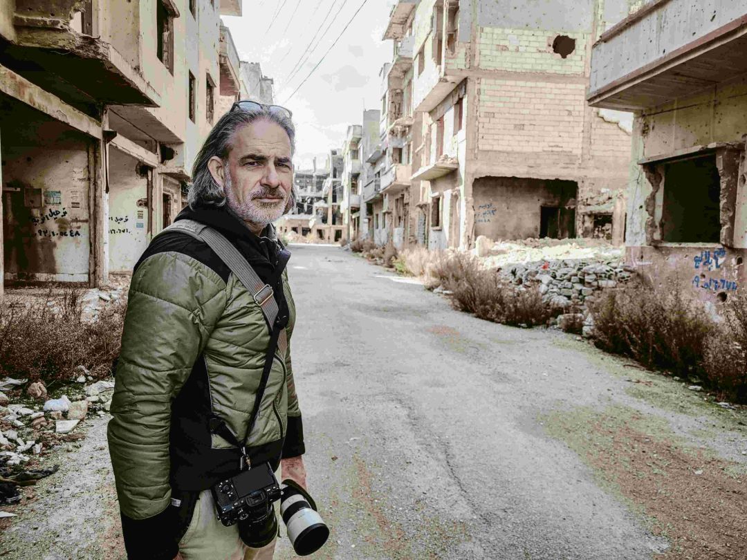 Lutz J&auml;kel in zerbombter Stra&szlig;e in Syrien