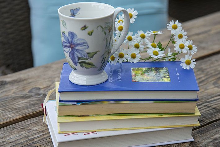 B&uuml;cherstapel mit Kaffeetasse