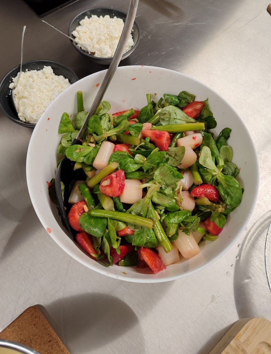 Leckerer Spargelsalat mit Erdbeeren