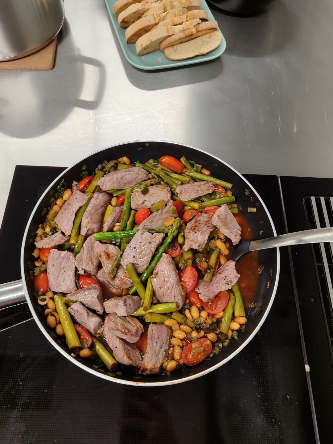 Leckere Spargelpfanne mit Fleisch