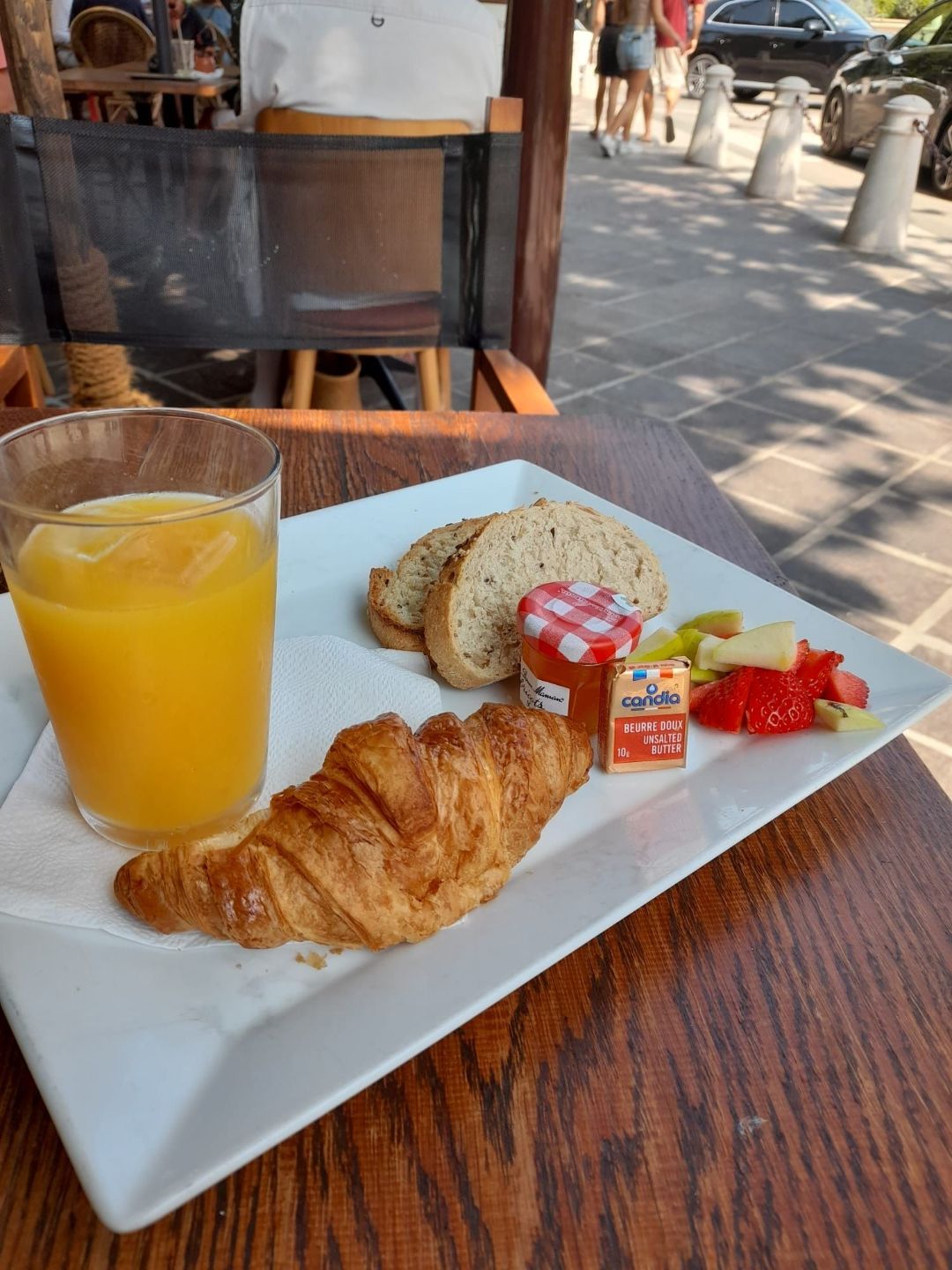 kleines franz&ouml;sisches Fr&uuml;hst&uuml;ck mit Croissant mit O-Saft und Marmelade