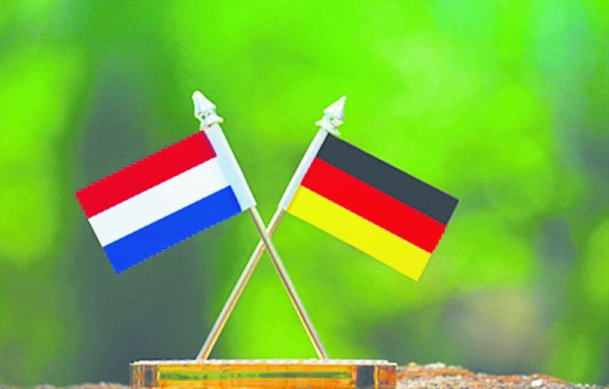 Niederl&auml;ndische und Deutsche Flagge &uuml;ber Kreuz