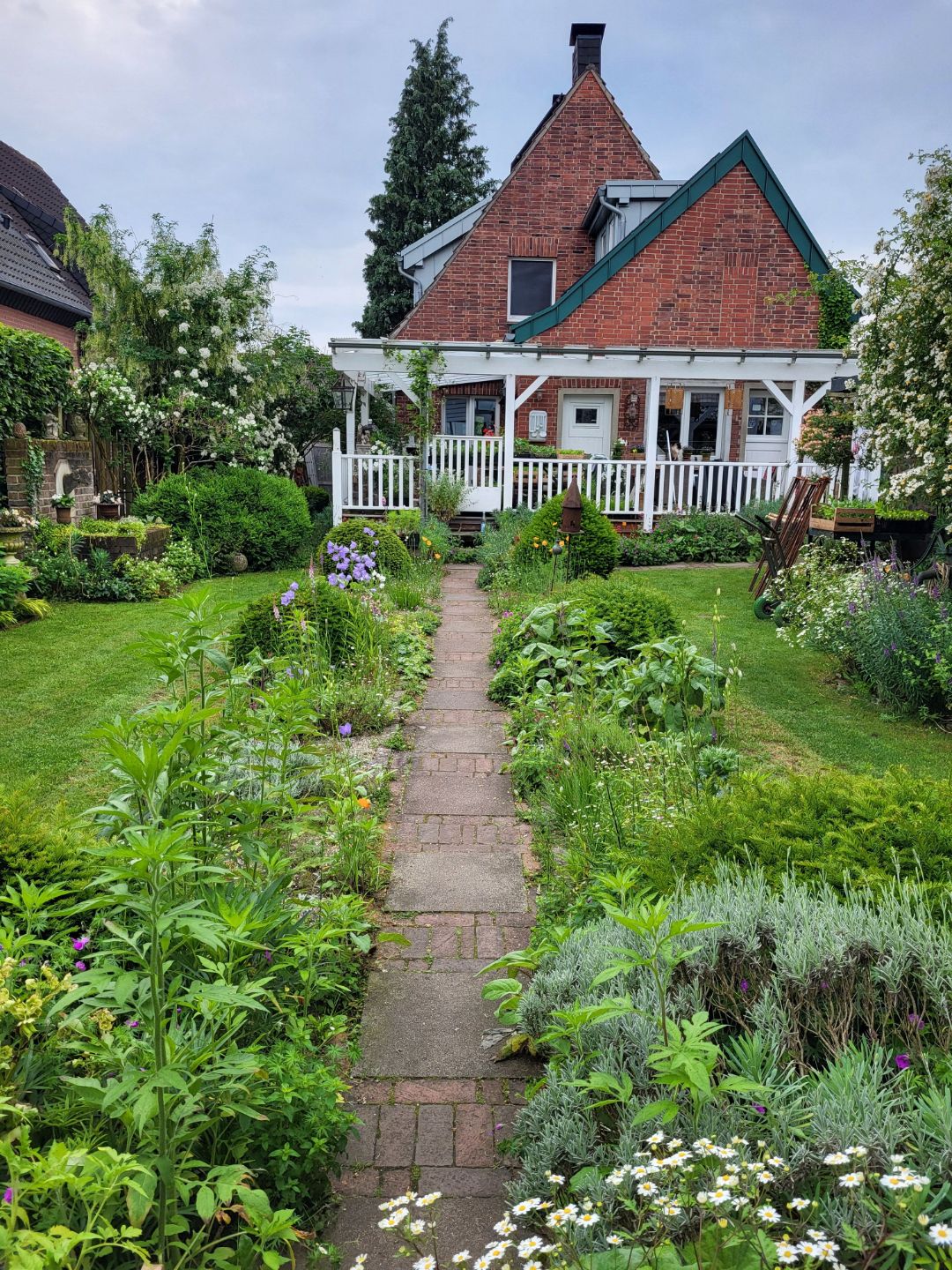 Naturgarten mit Weg und Sicht auf englische Terasse