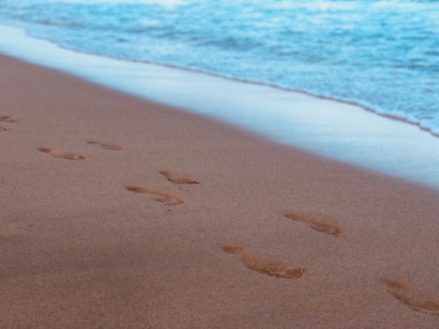 Fu&szlig;abdr&uuml;cke im Sand am Meer