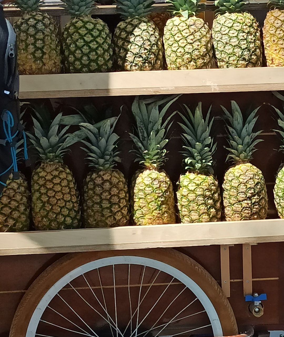 zahlreiche Ananas auf einem Verkaufsanh&auml;nger