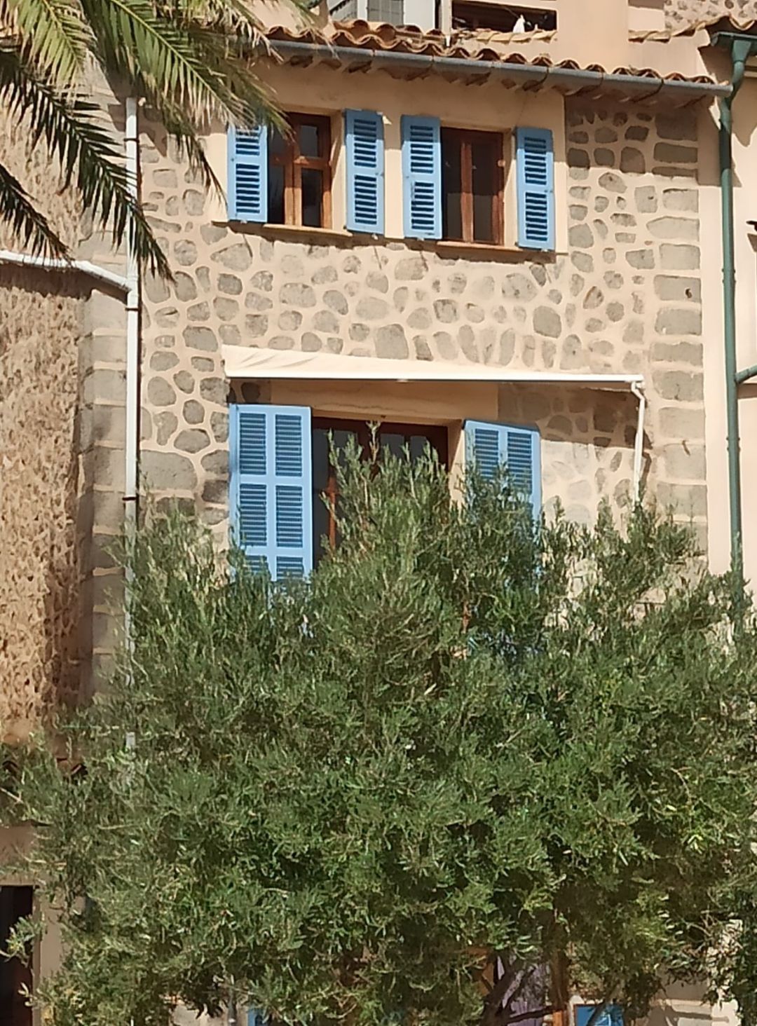 spanisches Haus mit hellblauen Fensterl&auml;den