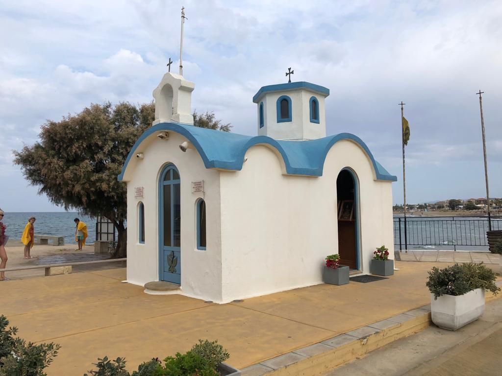 wei&szlig;e Minikapelle mit hellblauen gew&ouml;lbten Dach, direkt am Strand