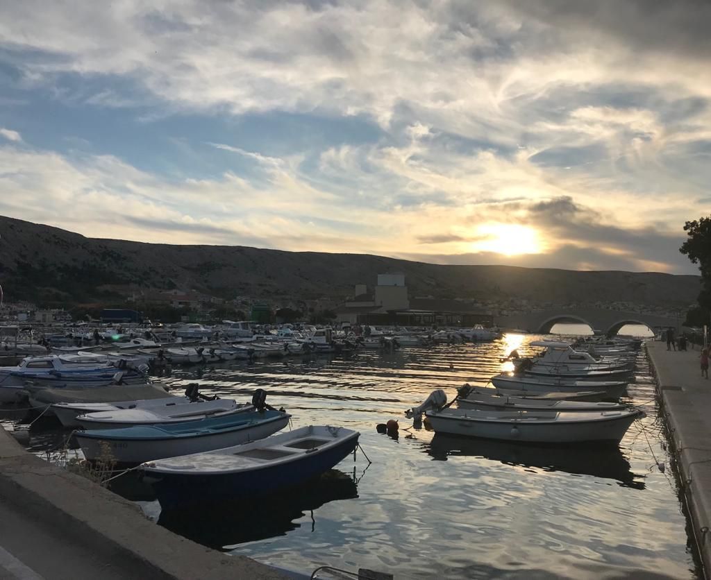 Hafen mit kleinen Booten im Sonnenuntergang