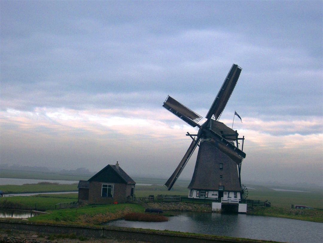 Windm&uuml;hle mit Nebengeb&auml;ude, direkt am Meer oder See