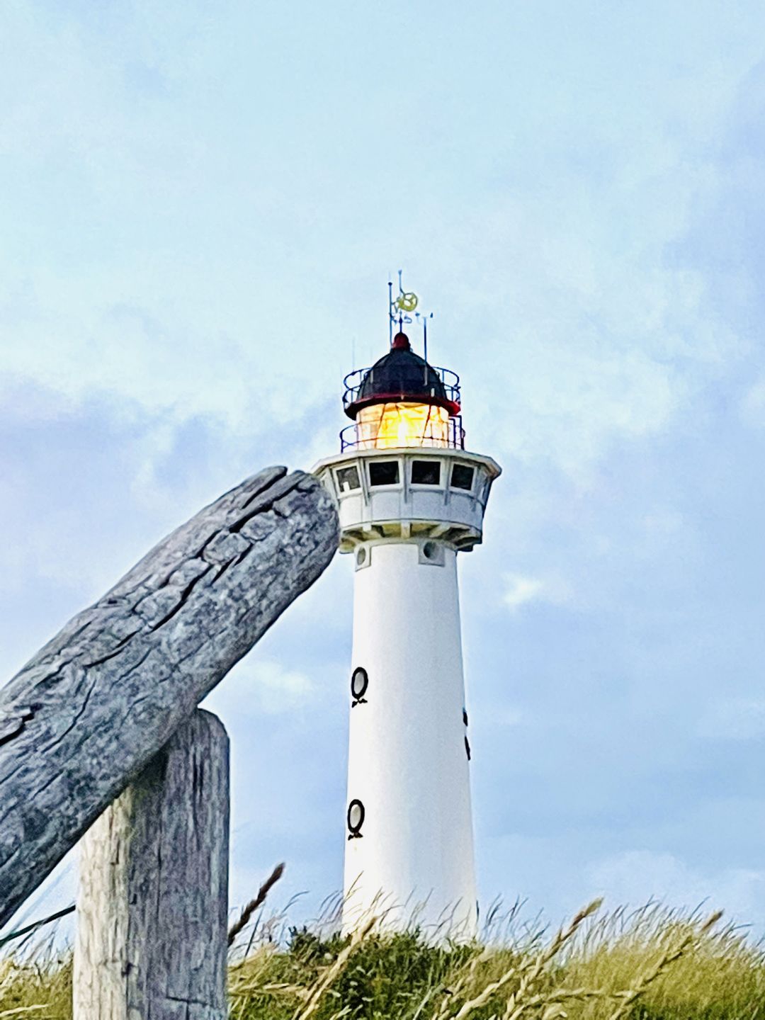 Wei&szlig;er Leuchtturm von unten fotografiert