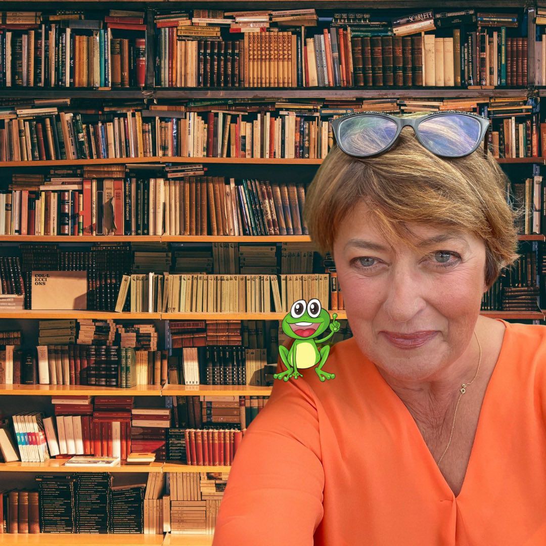 Profilbild von Frau Quint vor einem B&uuml;cherregal, ein animierter gr&uuml;ner Frosch auf ihr Schulter sotzend