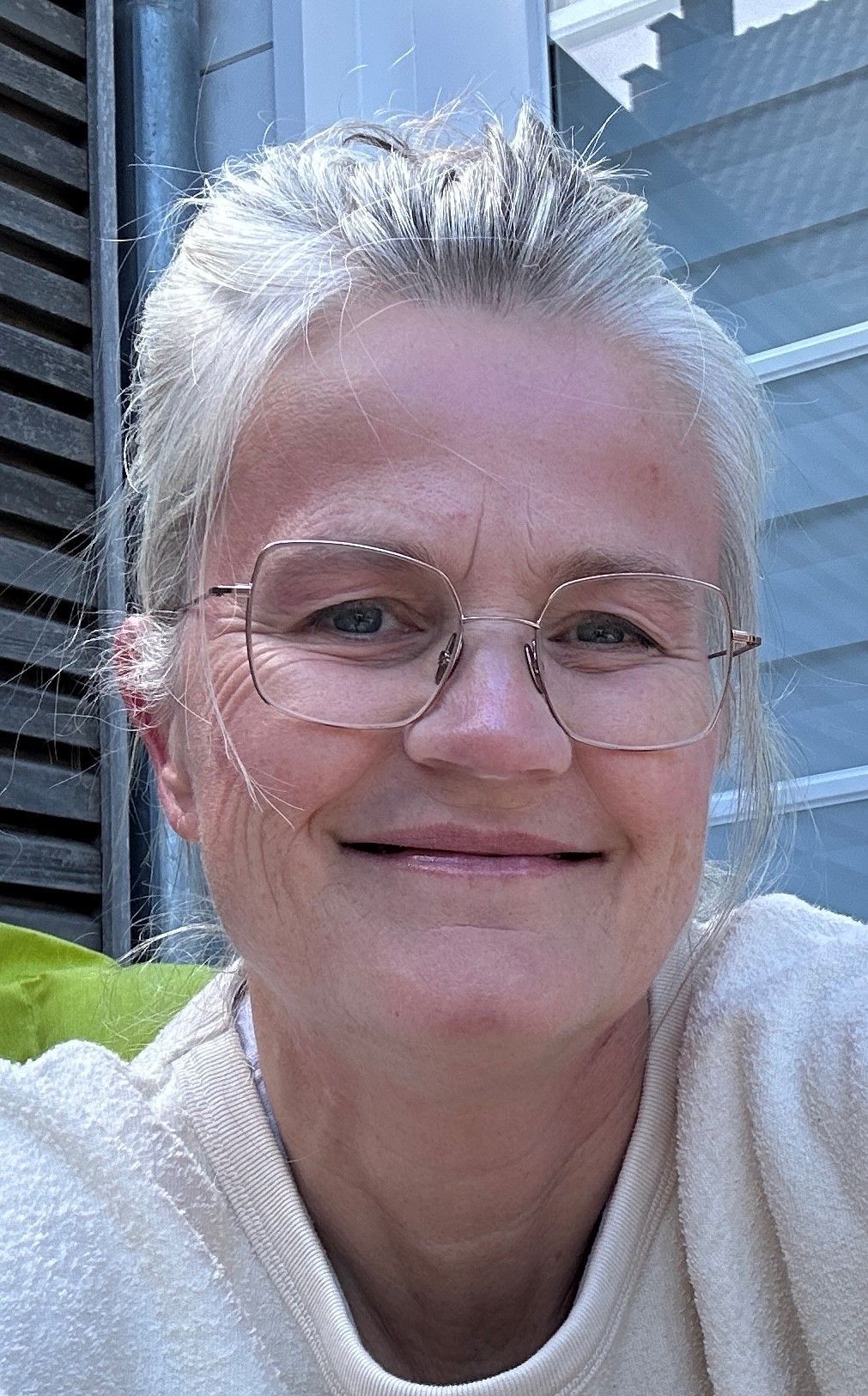 Nahes Profil Frau Wobben, hochgesteckte Haare, Brille, freundliches Gesicht