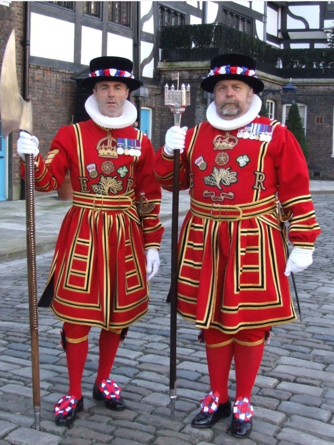 zwei englische M&auml;nner in roter Uniform
