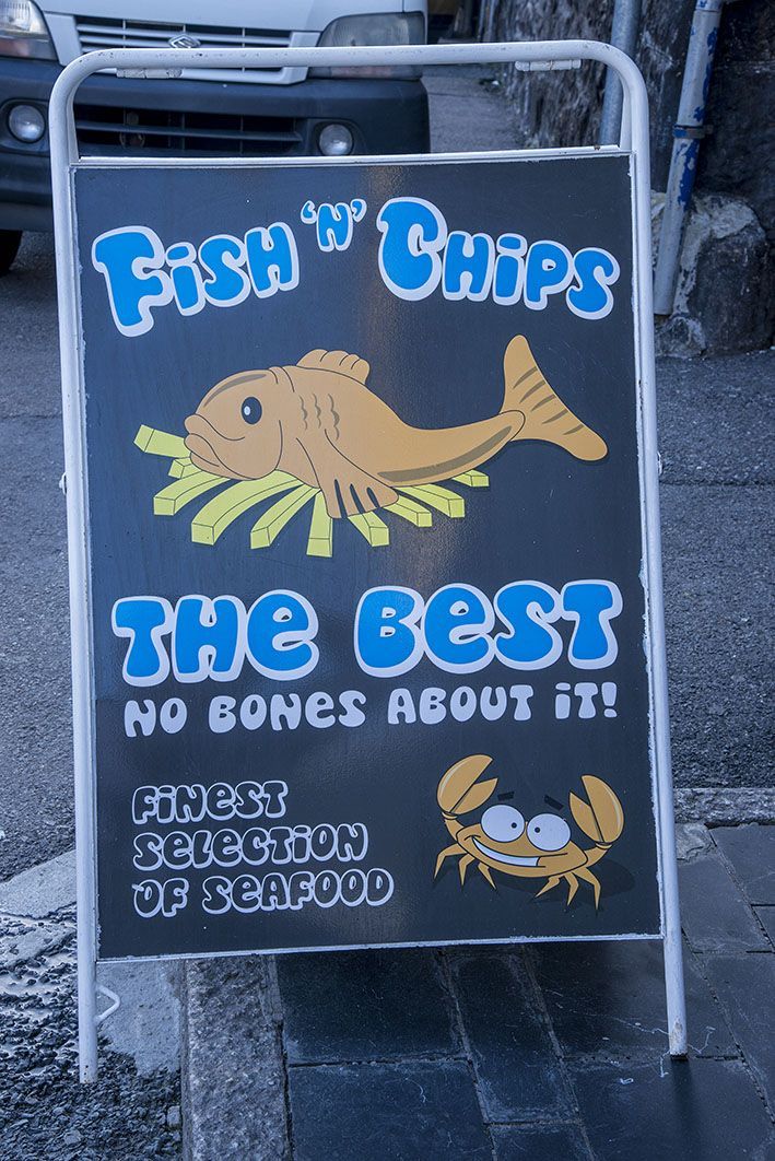 Schild mit Fish an Chips