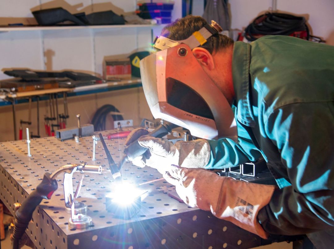 Joris Bijkerk beim Schwei&szlig;en mit Schutzbrille