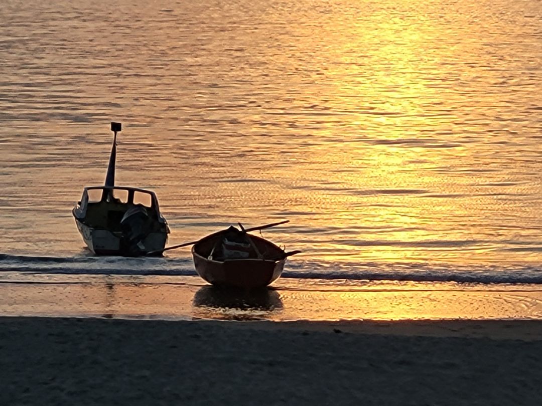 zwei kleine Boote auf dem Meer, Sonnenuntergang