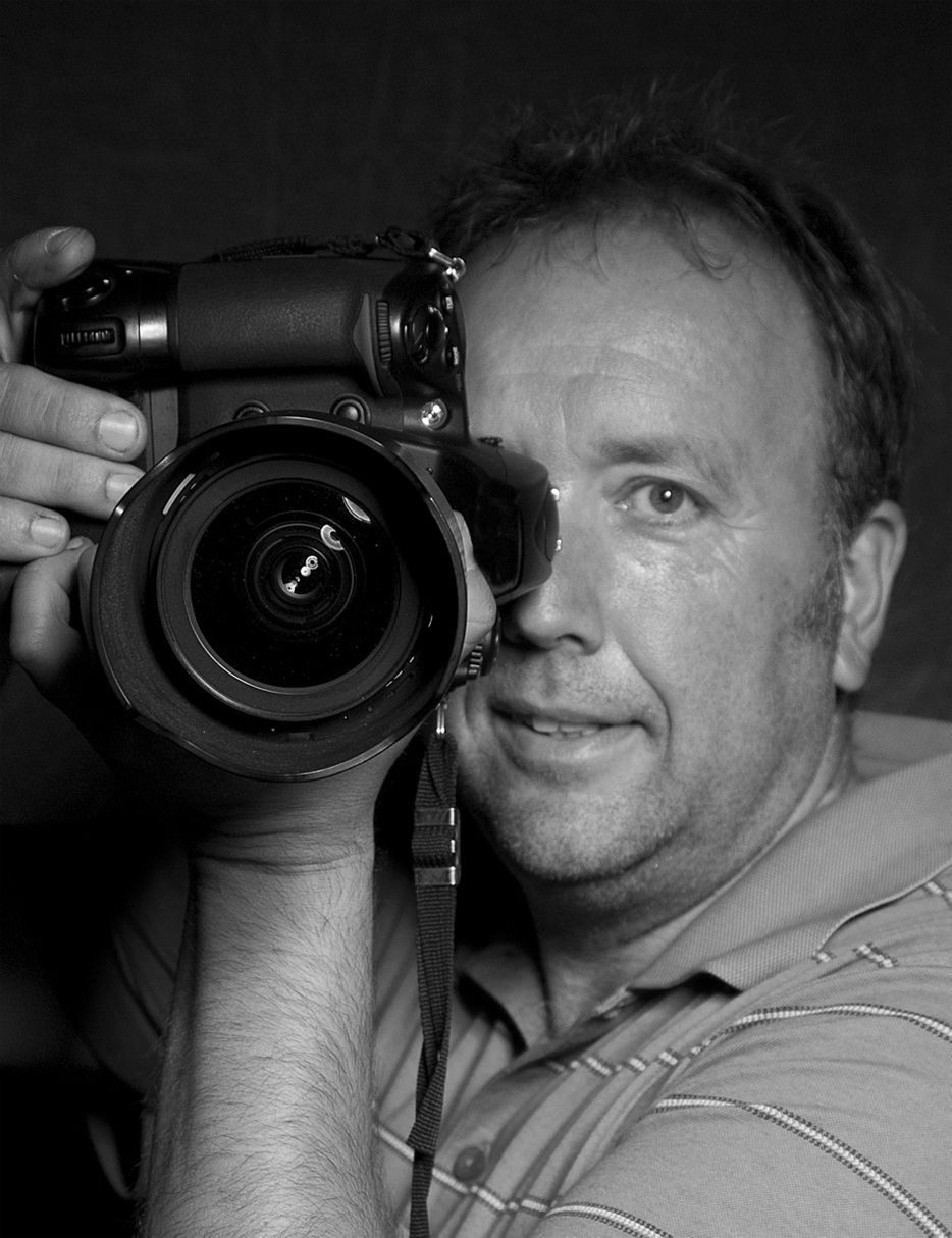 Kursleiter im Portrait mit Digitalkamera