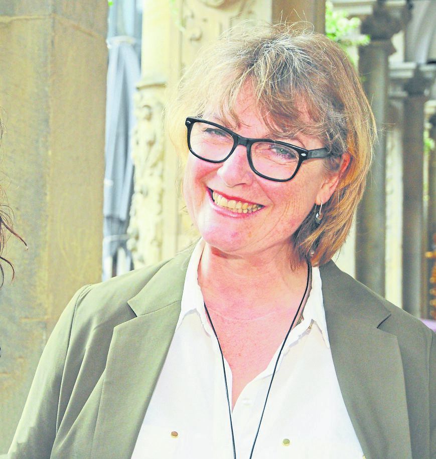 Profilbild von Susanne Woldering, l&auml;chelnd mit schwarzer Hornbrille