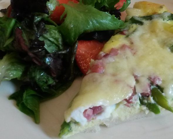Foto einer Quiche mit Salat