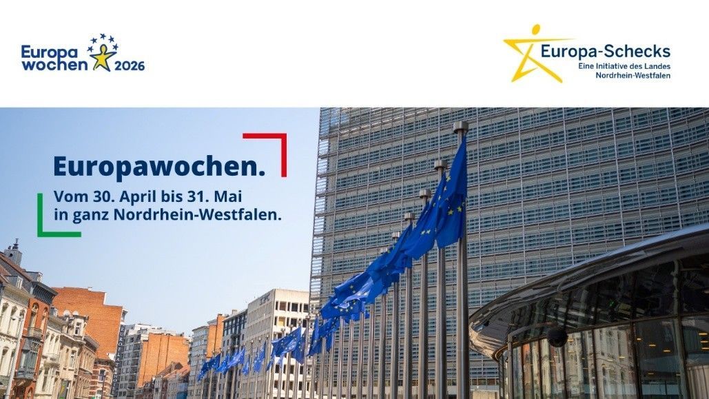 Europaparlament mit Europaflaggen und Logo der F&ouml;rderungen